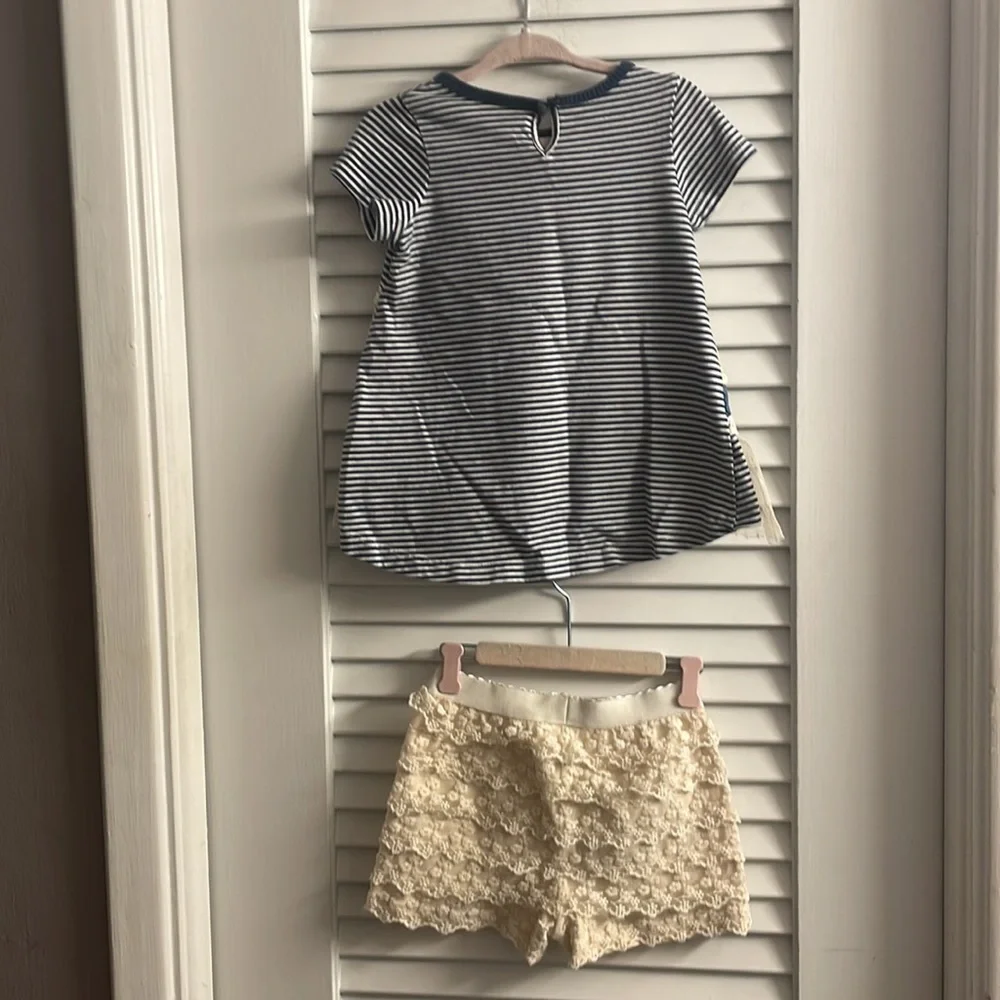 Counting Dasies Lace Shorts Set-24 Months. Excellent Like New. 3D Tulle Flowers.